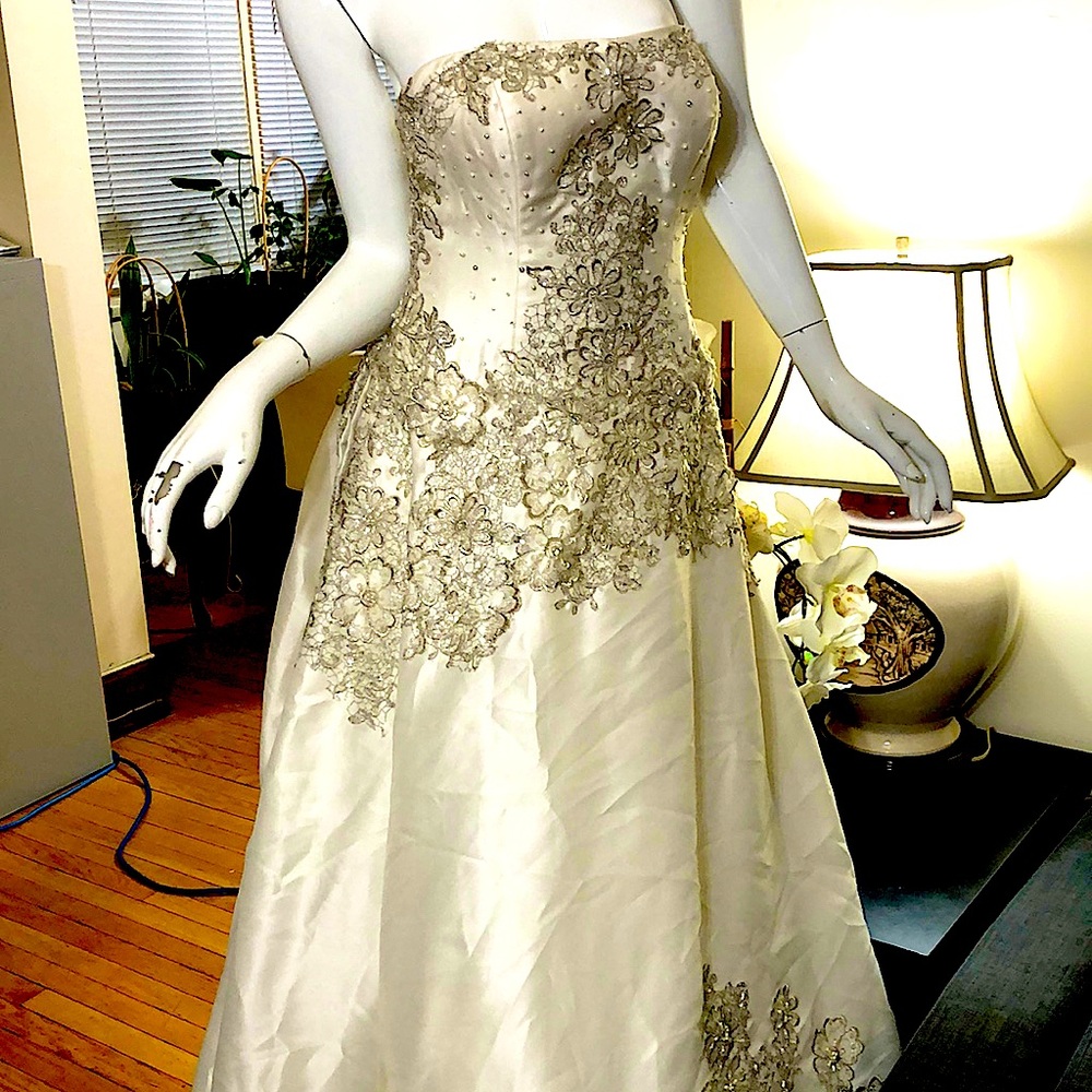 Preowned wedding gown by Oleg Cassini